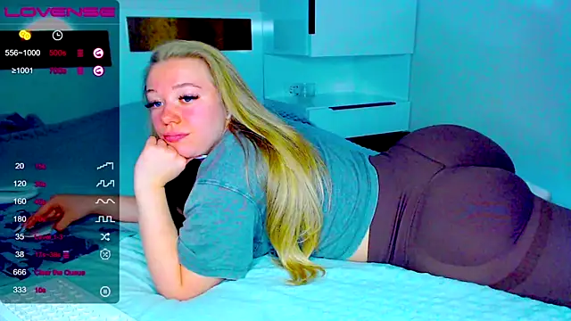 Snapshot of kitti_kaattt chatting on November 25, 10:37 am kitti kaattt online show from November 25, 10:37 am