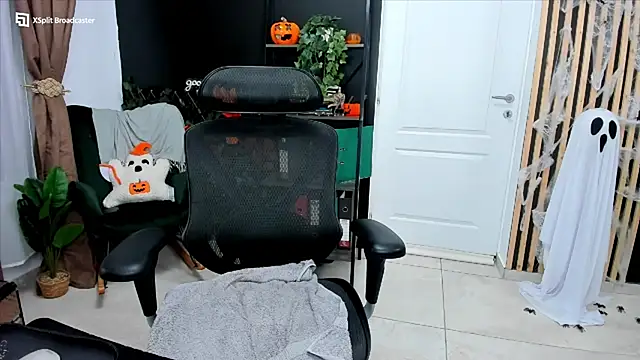 Snapshot of fireflowers_ chatting on October 31, 10:11 pm fireflowers online show from October 31, 10:11 pm