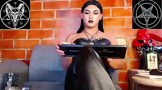 Snapshot of Domina_Lilith chatting on February 20, 5:18 pm Domina Lilith online show from February 20, 5:18 pm
