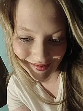 Snapshot of Cumonkatie chatting on February 15, 7:51 am Cumonkatie online show from February 15, 7:51 am