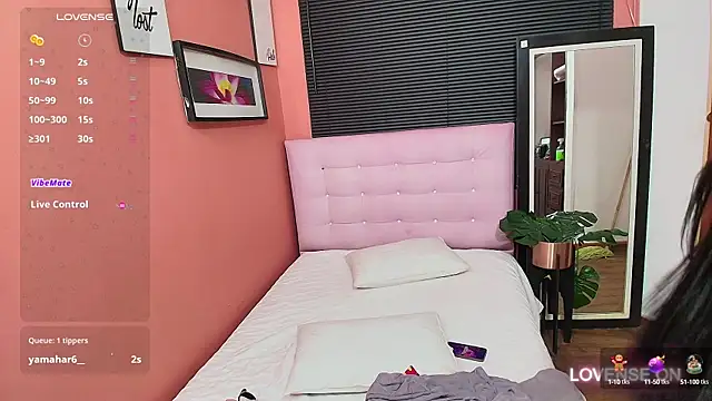 Snapshot of MiissBNasty chatting on December 7, 2:53 am MiissBNasty online show from December 7, 2:53 am