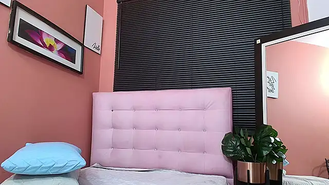 Snapshot of MiissBNasty chatting on December 13, 2:43 am MiissBNasty online show from December 13, 2:43 am