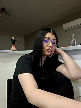 Snapshot of Milf_Abigail chatting on February 7, 5:10 am Milf Abigail online show from February 7, 5:10 am