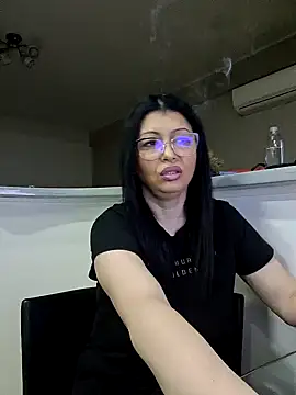 Snapshot of Milf_Abigail chatting on February 22, 1:11 am Milf Abigail online show from February 22, 1:11 am