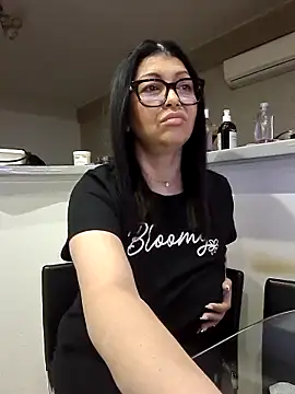 Snapshot of Milf_Abigail chatting on September 27, 1:21 am Milf Abigail online show from September 27, 1:21 am