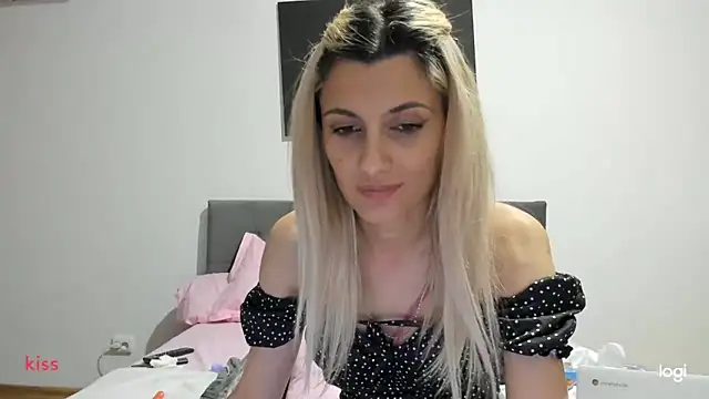 Snapshot of Isasweet1 chatting on December 28, 1:18 am Isasweet1 online show from December 28, 1:18 am