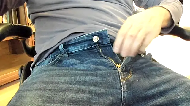 Snapshot of massive_cum chatting on December 19, 4:57 pm massive cum online show from December 19, 4:57 pm