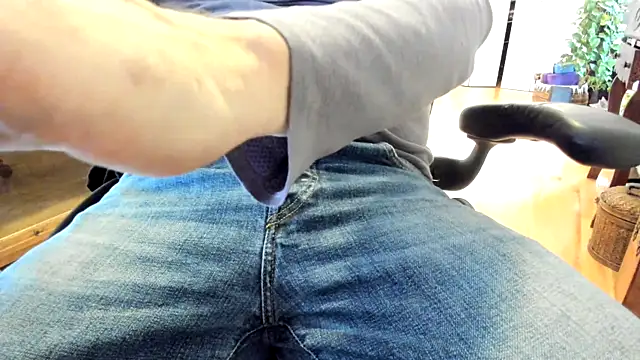 Snapshot of massive_cum chatting on January 2, 6:12 pm massive cum online show from January 2, 6:12 pm