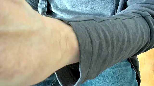 Snapshot of massive_cum chatting on February 10, 7:17 pm massive cum online show from February 10, 7:17 pm