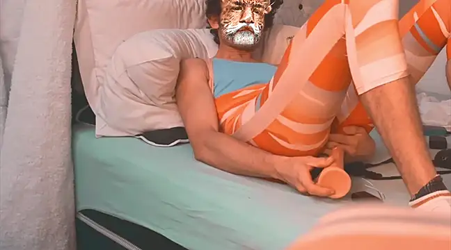 Snapshot of BodyandlegginLover chatting on February 8, 11:33 am BodyandlegginLover online show from February 8, 11:33 am