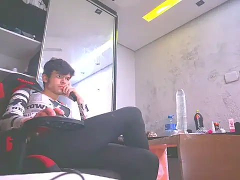 Snapshot of BodyandlegginLover chatting on September 15, 8:03 am BodyandlegginLover online show from September 15, 8:03 am