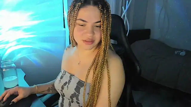 Snapshot of MelSaunders chatting on December 13, 2:21 am MelSaunders online show from December 13, 2:21 am