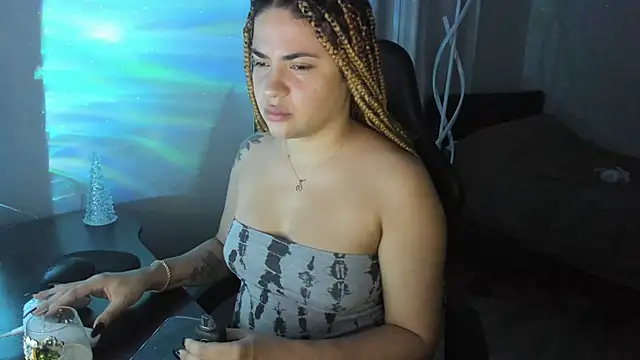 Snapshot of MelSaunders chatting on December 15, 3:45 am MelSaunders online show from December 15, 3:45 am