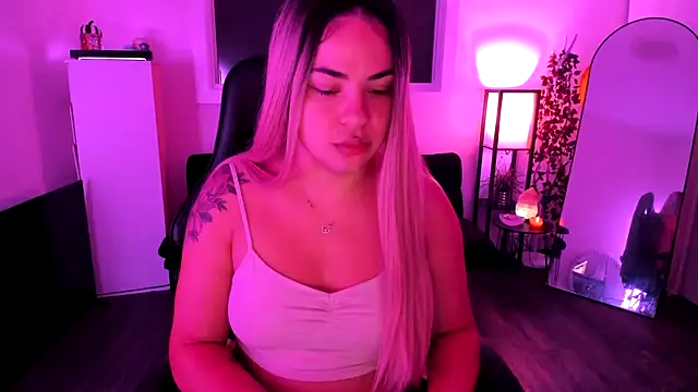 Snapshot of MelSaunders chatting on November 18, 12:16 am MelSaunders online show from November 18, 12:16 am