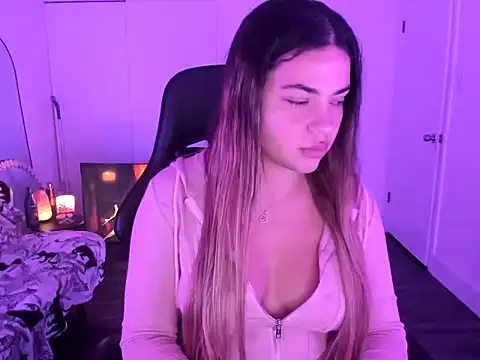 Snapshot of MelSaunders chatting on December 4, 2:21 am MelSaunders online show from December 4, 2:21 am