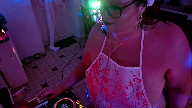 Snapshot of Lola-squirt chatting on October 31, 10:11 pm Lola-squirt online show from October 31, 10:11 pm