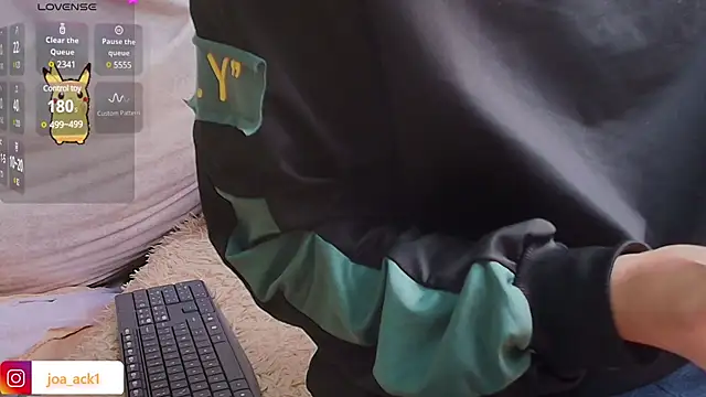 Snapshot of Levii_Ackermann chatting on February 23, 3:18 pm Levii Ackermann online show from February 23, 3:18 pm