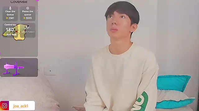 Snapshot of Levii_Ackermann chatting on February 24, 2:37 pm Levii Ackermann online show from February 24, 2:37 pm