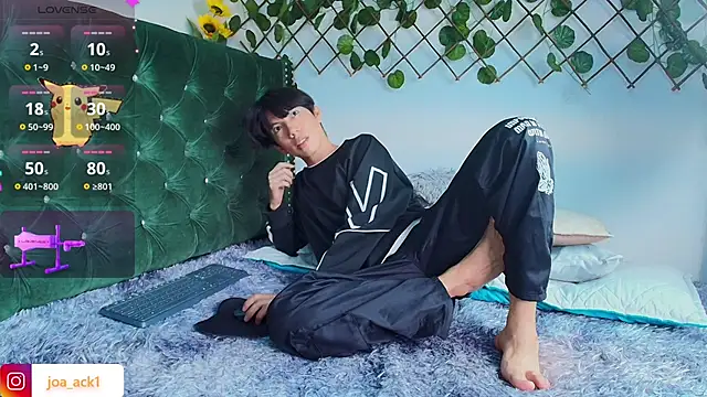 Snapshot of Levii_Ackermann chatting on March 16, 8:32 pm Levii Ackermann online show from March 16, 8:32 pm