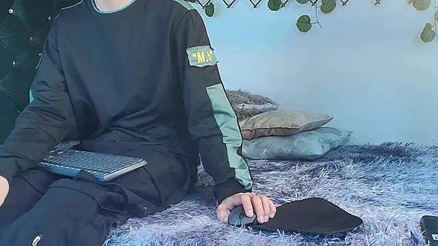 Snapshot of Levii_Ackermann chatting on March 20, 2:32 pm Levii Ackermann online show from March 20, 2:32 pm