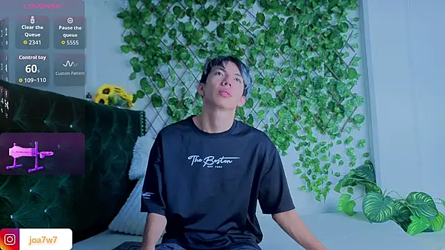 Snapshot of Levii_Ackermann chatting on November 26, 1:34 pm Levii Ackermann online show from November 26, 1:34 pm