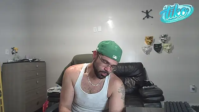 Snapshot of Zander823 chatting on May 14, 1:01 am Zander823 online show from May 14, 1:01 am