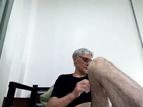 Snapshot of BIGUNCUTHARDCOCK chatting on March 17, 1:18 pm BIGUNCUTHARDCOCK online show from March 17, 1:18 pm