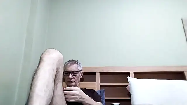 Snapshot of BIGUNCUTHARDCOCK chatting on October 6, 12:52 am BIGUNCUTHARDCOCK online show from October 6, 12:52 am