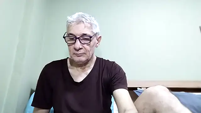 Snapshot of BIGUNCUTHARDCOCK chatting on October 20, 1:28 am BIGUNCUTHARDCOCK online show from October 20, 1:28 am