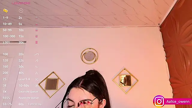 Snapshot of Aliceowenn chatting on March 20, 12:30 am Aliceowenn online show from March 20, 12:30 am