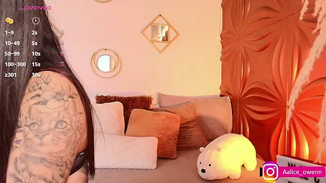 Snapshot of Aliceowenn chatting on October 4, 9:13 pm Aliceowenn online show from October 4, 9:13 pm