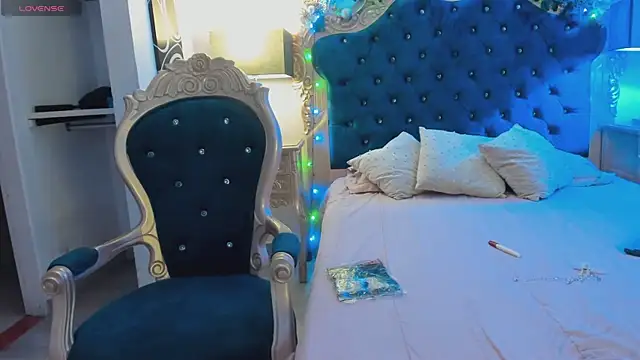 Snapshot of EmilyAllen_ chatting on December 18, 7:36 am EmilyAllen online show from December 18, 7:36 am