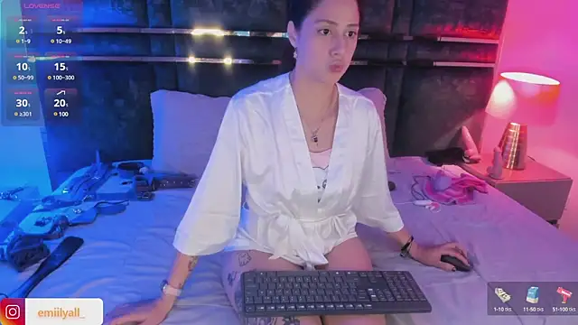 Snapshot of EmilyAllen_ chatting on February 27, 5:24 am EmilyAllen online show from February 27, 5:24 am