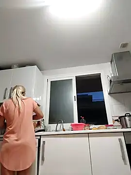 Snapshot of blondyruby chatting on November 2, 5:37 pm blondyruby online show from November 2, 5:37 pm