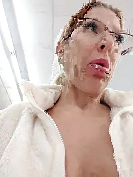 Snapshot of blondyruby chatting on November 12, 5:24 pm blondyruby online show from November 12, 5:24 pm