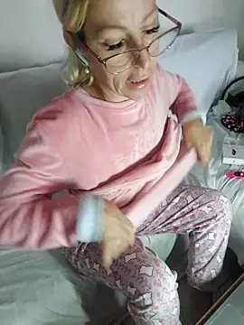 Snapshot of blondyruby chatting on November 14, 8:24 am blondyruby online show from November 14, 8:24 am