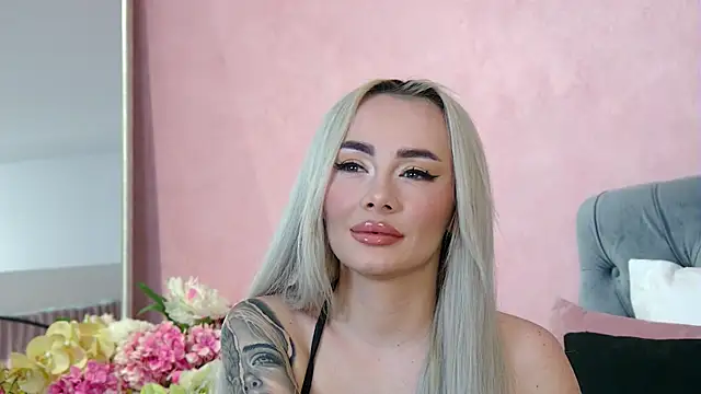 Snapshot of FrancescaMcGray chatting on November 13, 7:40 am FrancescaMcGray online show from November 13, 7:40 am