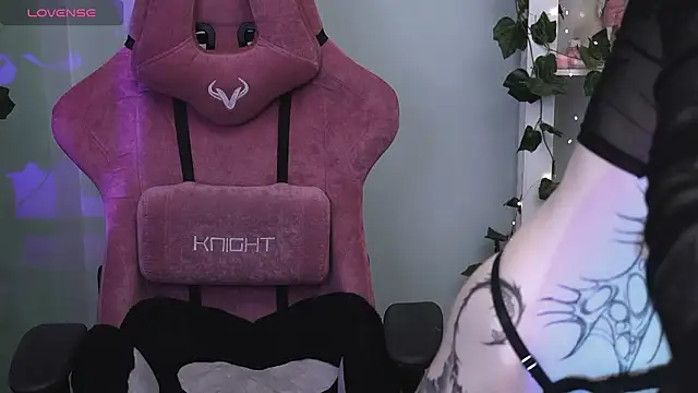 prettybones online show from March 19, 2:04 am