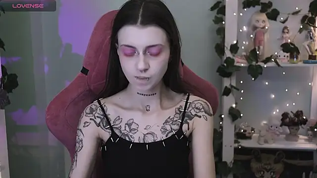 prettybones online show from August 9, 9:09 pm