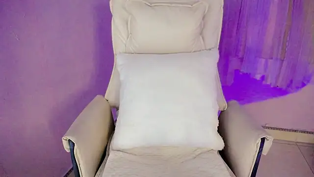 Snapshot of __18Angel__ chatting on November 12, 6:25 am 18Angel online show from November 12, 6:25 am