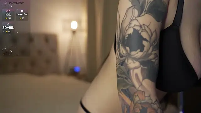 Snapshot of LindaWarners chatting on October 26, 1:33 am LindaWarners online show from October 26, 1:33 am