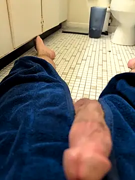 Snapshot of RandomGuy420lol chatting on November 19, 8:25 am RandomGuy420lol online show from November 19, 8:25 am