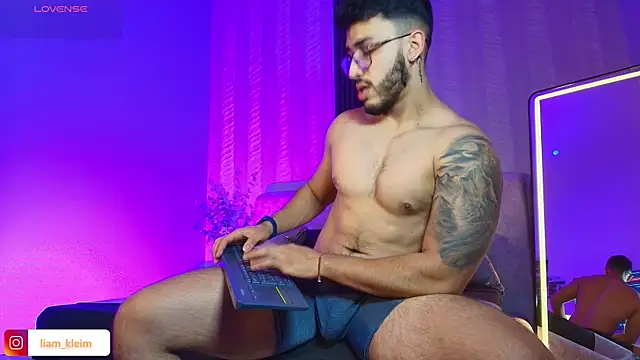 Snapshot of Liam_Kleiin chatting on May 21, 5:42 pm Liam Kleiin online show from May 21, 5:42 pm