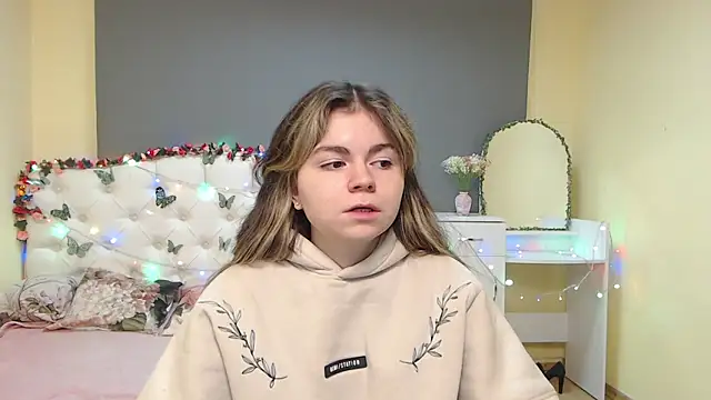 TinaRedly online show from February 18, 8:38 pm