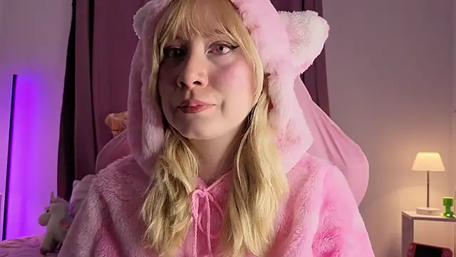 Snapshot of Gin_Lilah chatting on July 16, 8:37 pm Gin Lilah online show from July 16, 8:37 pm