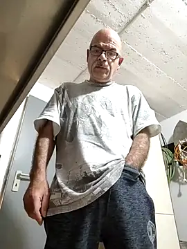 bottomhairy online show from November 4, 4:00 am