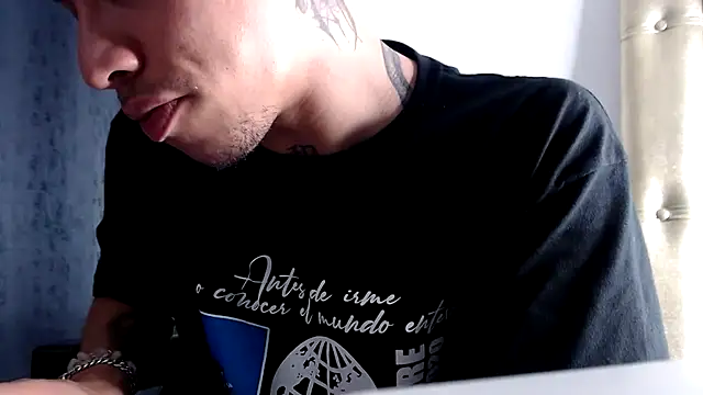 Snapshot of Osiiriis chatting on March 18, 4:58 am Osiiriis online show from March 18, 4:58 am