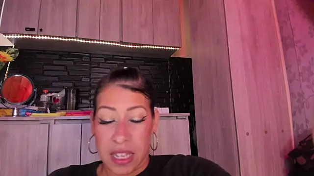 LaureenHills online show from November 13, 10:19 pm