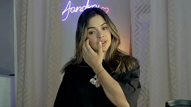 Snapshot of yandracelisofficial chatting on February 11, 2:25 am yandracelisofficial online show from February 11, 2:25 am