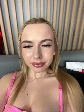 Snapshot of Nicole_blonde0 chatting on February 24, 1:31 pm Nicole blonde0 online show from February 24, 1:31 pm